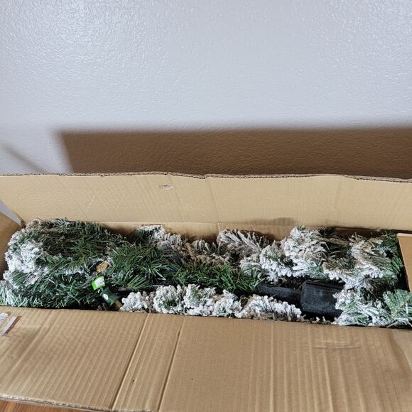 Holiday Time 4ft Flocked Greenfield Pine Christmas Tree PreLit 105 Clear T-5 New - Picture 5 of 9